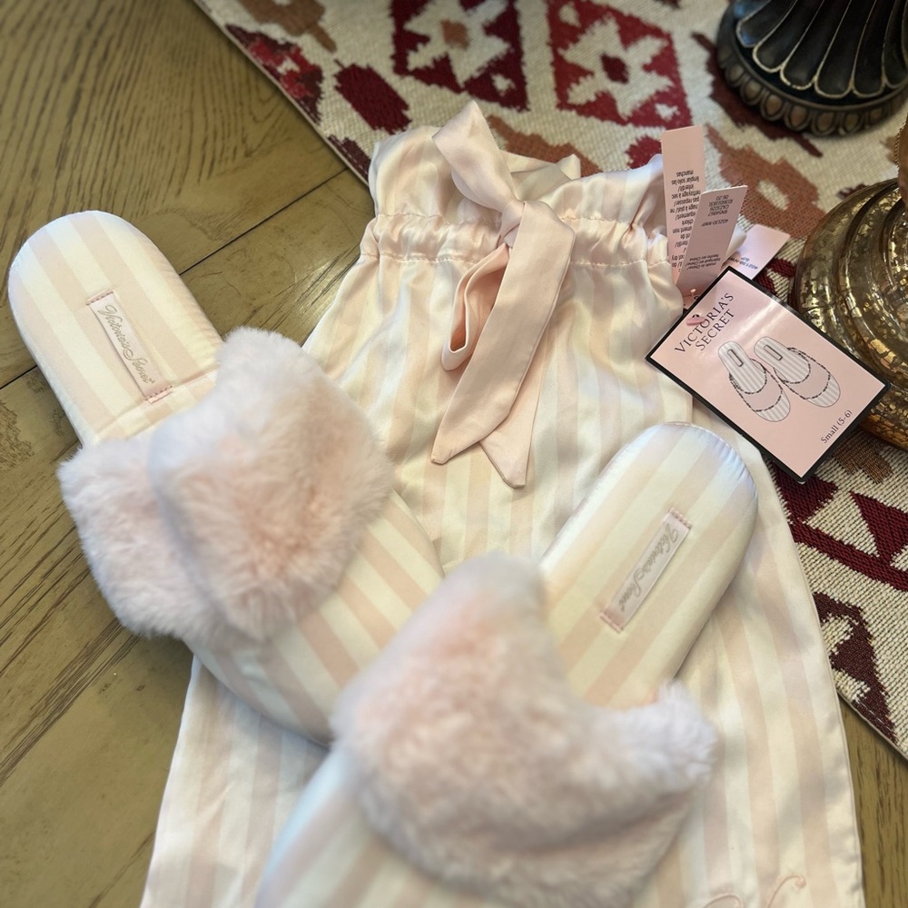 VICTORIA’S SECRET *NEW* Light Pink Striped Slippers with bag - Picture 2 of 11